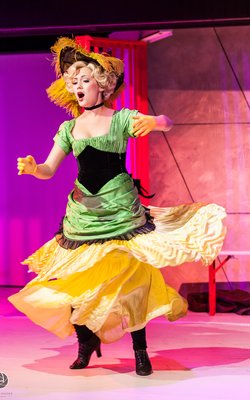 Glenna Weber in "Die Landstreicher"