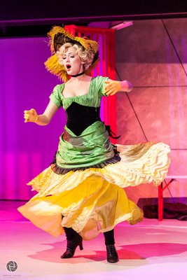 Glenna Weber in "Die Landstreicher"